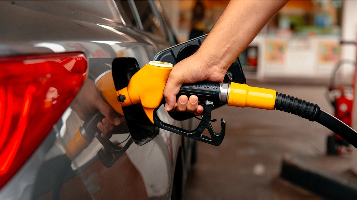 Governo Lula prepara medida para tentar frear alta da gasolina